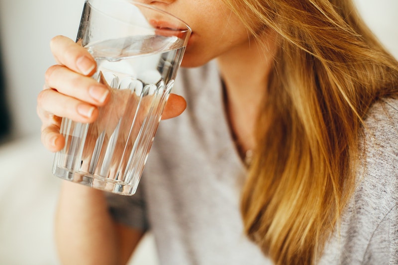 regularne picie wody ułatwia odchudznanie
