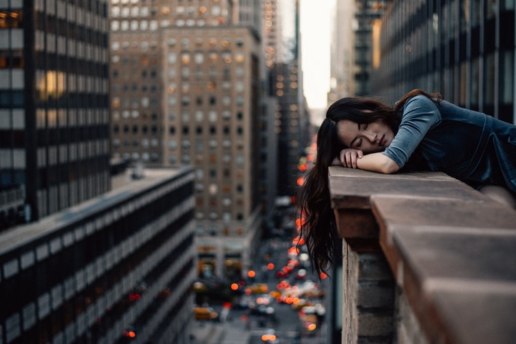 lunatykowanie - czy może być niebezpieczne? kobieta śpiąca na balkonie